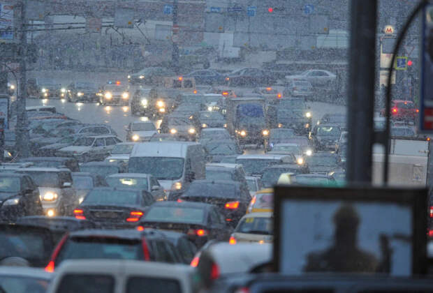 В Подмосковье автобусы опаздывают на полтора часа из-за снегопада и пробок
