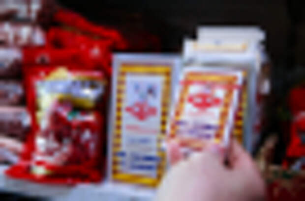 Помимо продуктов в магазинах продаются игральные карты. &laquo;Китайцы очень азартные люди&raquo; — говорит наш сопровождающий