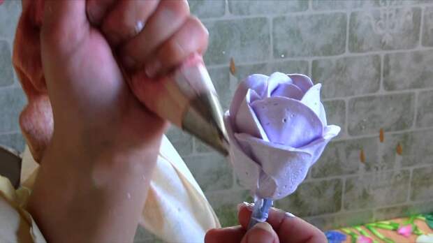 Картинки по запросу ‫видеоурок: розы на торт из белкового крема | طريقة عمل ورود الزينة بالكريمة‬‎