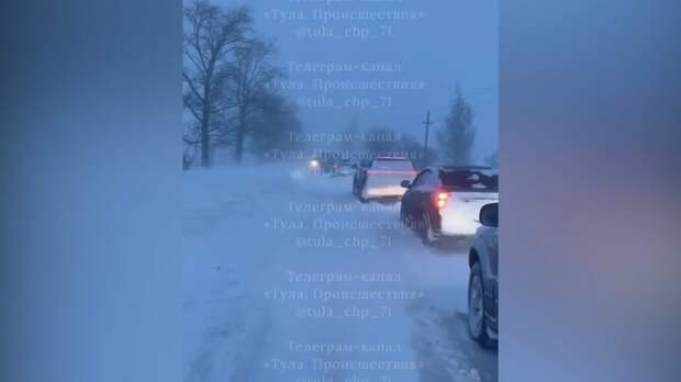 В Шатске десятки машин застряли в поле из-за снегопада