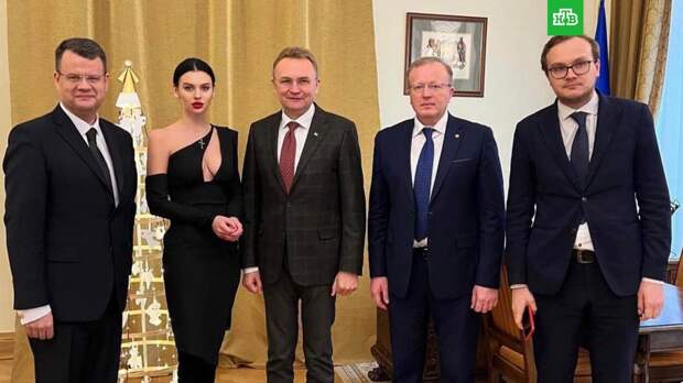 Украинская чиновница пришла на деловую встречу в платье с полуголым бюстом