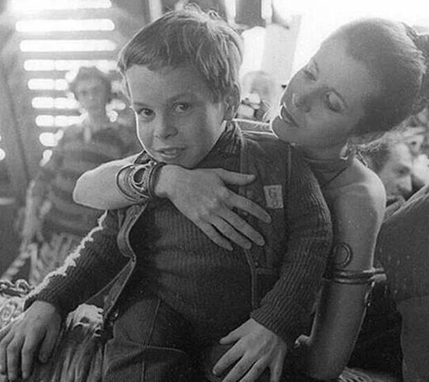 2. Кэрри Фишер и 11-летний Уорвик Дэвис и на съемках "Возвращения джедая" 2. Кэрри Фишер и 11-летний Уорвик Дэвис и на съемках "Возвращения джедая"