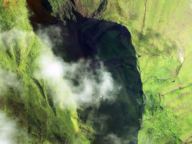 Стена слез водопад Хонокохау на Гавайях