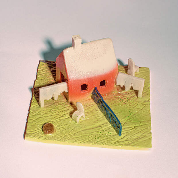 Это стены из обиды, которые мы строим, когда у нас нет сил слышать друг друга