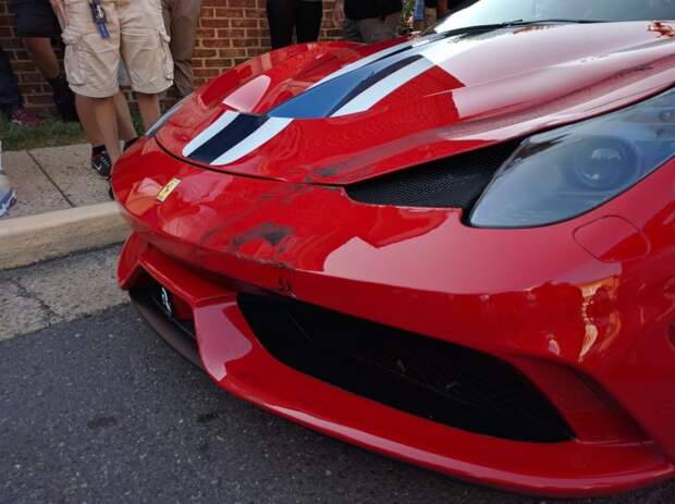 Дамочка на стареньком Мерседесе наехала на Ferrari стоимостью 300 000 баксов