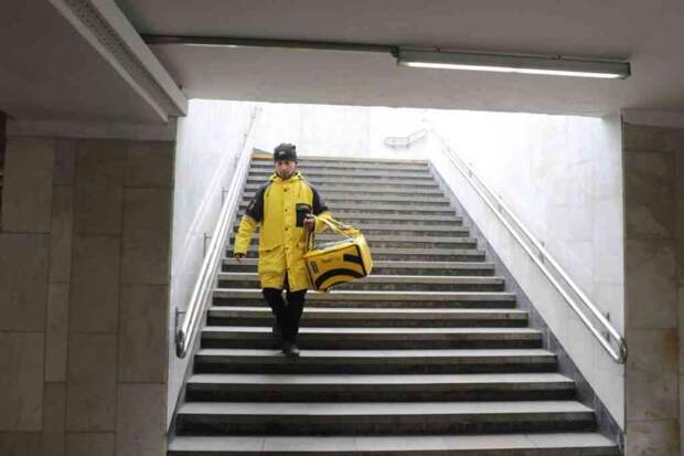 Мигрантам в Курской области запретили работать таксистами и курьерами