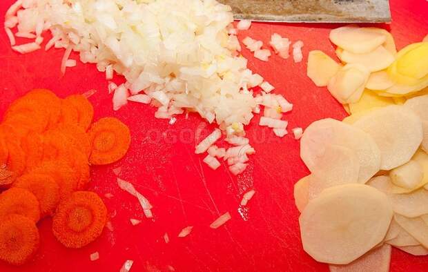Нарежьте морковь и картофель кружочками, а лук — мелким кубиком