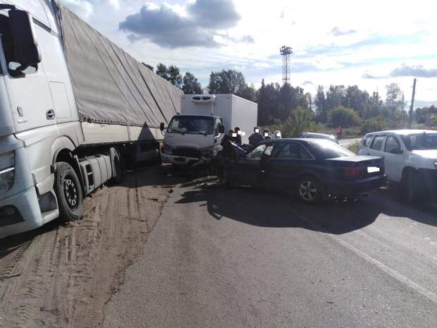 В Тверской области нетрезвый водитель иномарки столкнулся с грузовиком