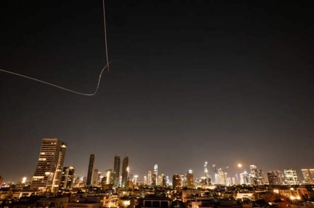 Апокалипсис в Тель-Авиве: Иран пробил «Железный купол», люди в панике бегут