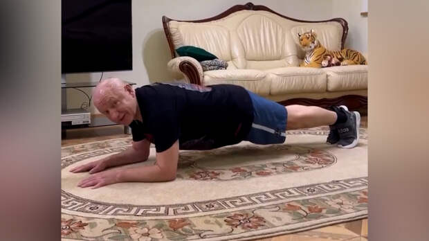 69‑летний мэр ХМАО показал утреннюю тренировку: три минуты в планке и 6 км на дорожке