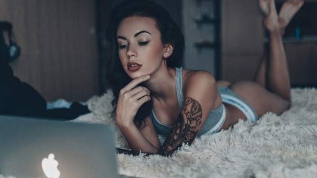 секси девушка с компом