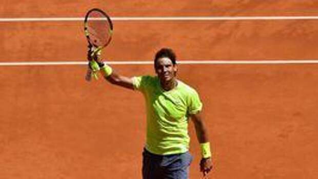 7 июня. Париж. Рафаэль Надаль празднует победу над Роджером Федерером в полуфинале Roland Garros - 6:3, 6:4, 6:2.