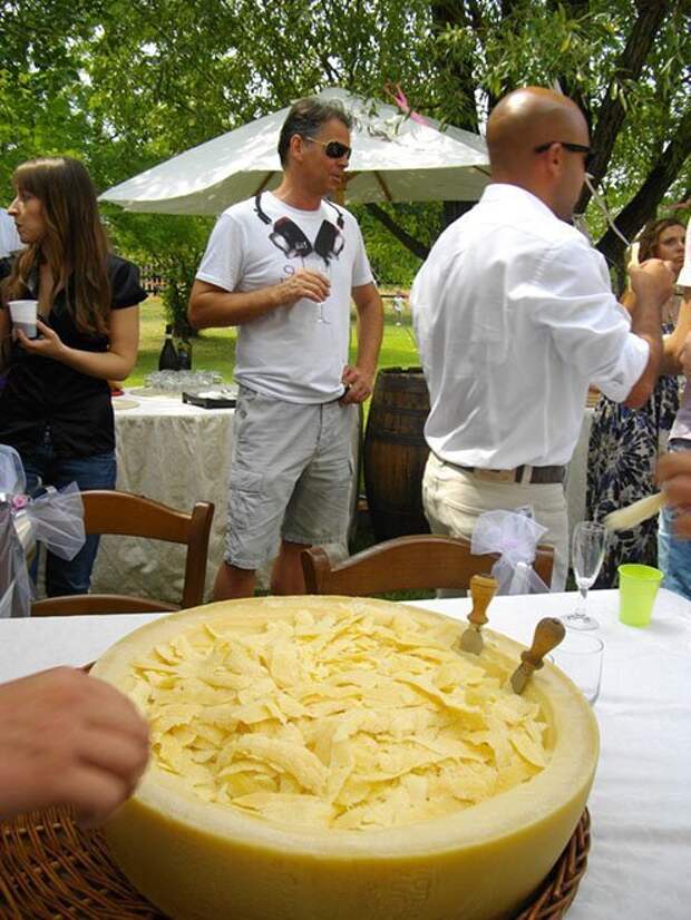 На итальянской свадьбе сыр скребут специальными ложками и затем едят его руками страны, факты, это интересно