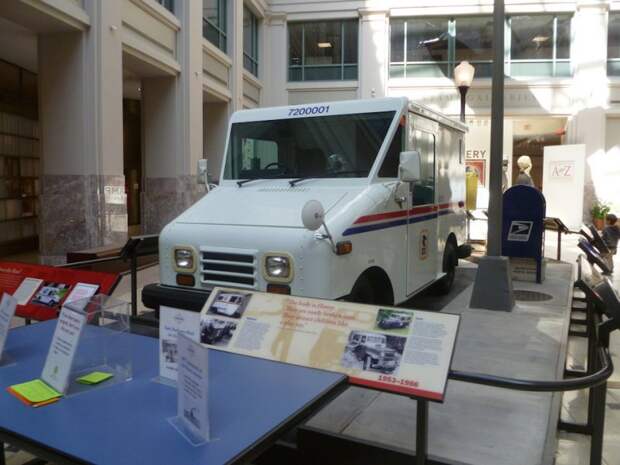 Первый произведенный Grumman LLV (идентификационный номер 7200001) в экспозиции Смитсоновского музея почты.  Grumman LLV, почта, почтовый фургон