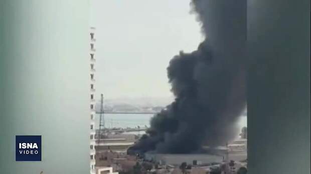 Мощный пожар на базе Пятого флота США в Бахрейне. Над военными объектами поднимается черный дым.