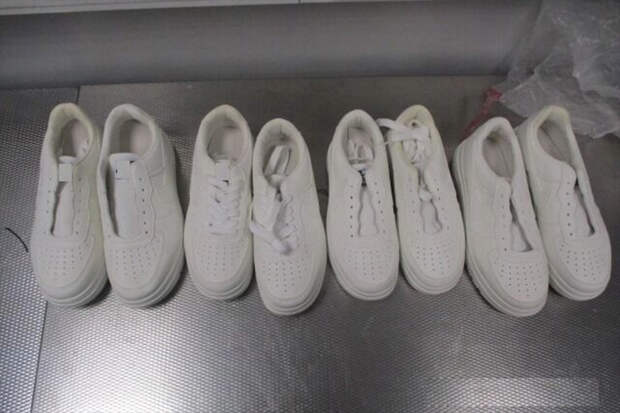 Вылетавшего из России мужчину задержали в аэропорту за кроссовки