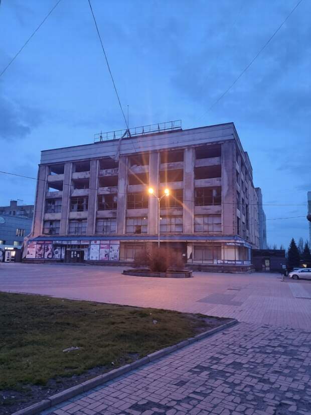 Самый центр Макеевки. Сгоревший универмаг портит вид всего города
