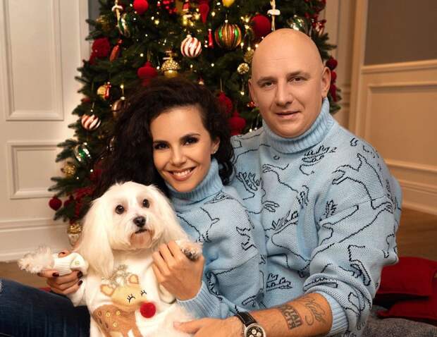 В обнимку под елочкой: как отметили Новый год NK, Комаров, Ротару, MONATIK