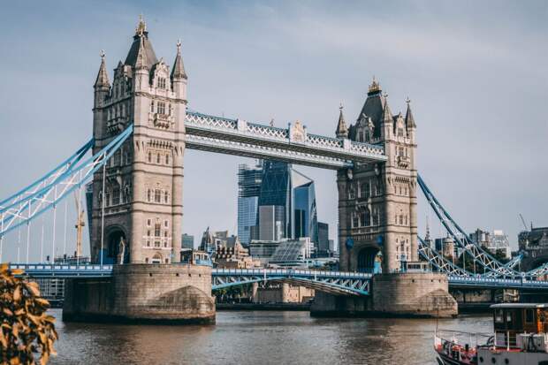 В Лондоне затопило Тауэрский мост (видео)