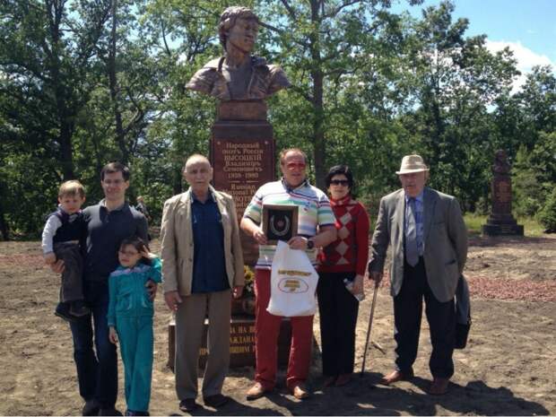 95 Памятник В.Высоцкому в «Парке Славы» на территории Русского дома «Родина» в Нью-Джерси (США)