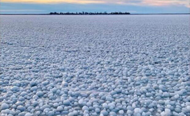 Ледяными шариками усыпало озеро Манитоба