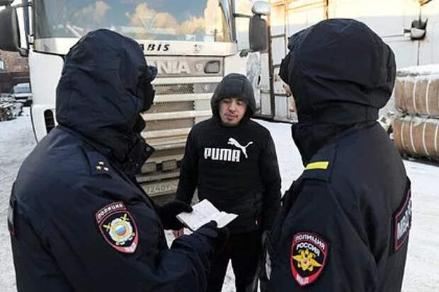 Российский полицейский придумал схему кражи денег у мигрантов при проверке документов
