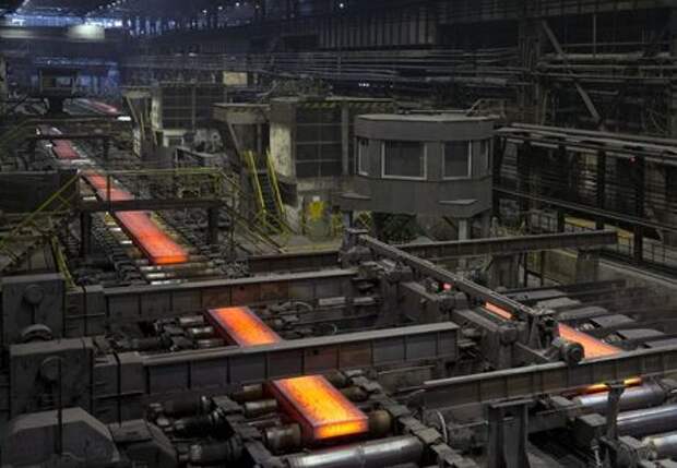 Red-hot slabs of metal are processed at the Novolipetsk (NLMK) steel mill in Lipetsk, Russia, August 3, 2015. REUTERS/Maxim Shemetov