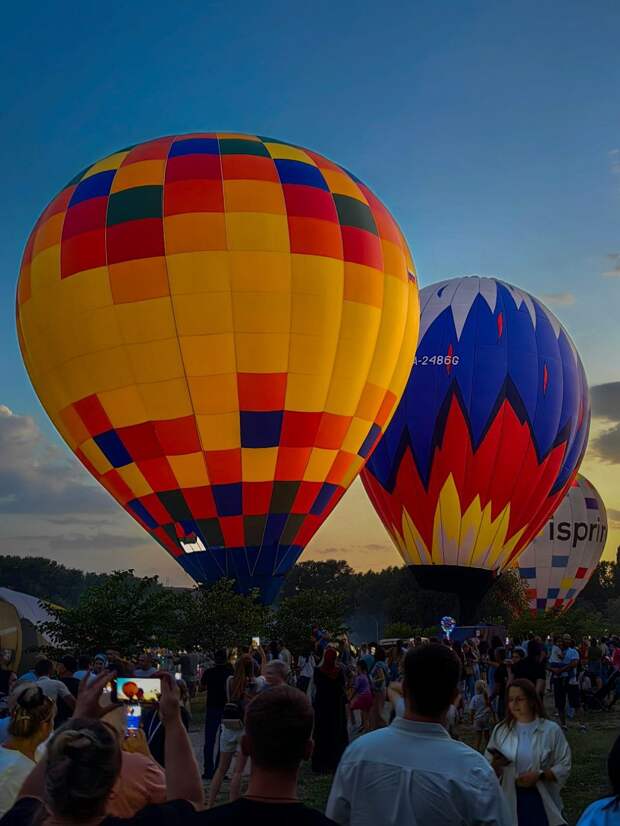 Вечернее свечение аэростатов — фестиваль «Курортное небо 2025