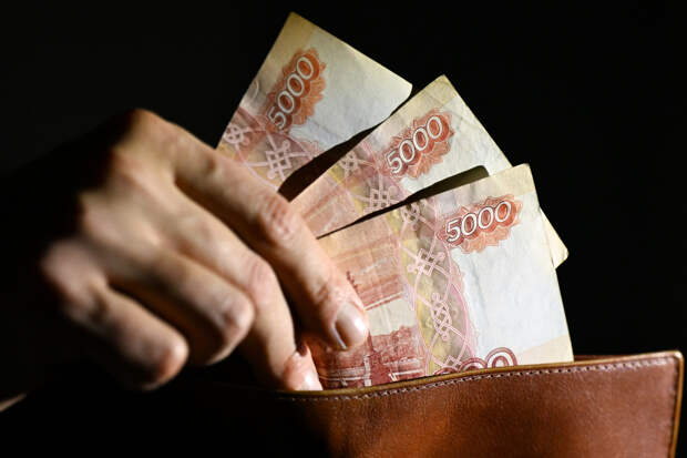 Россияне назвали деньги самым желанным подарком