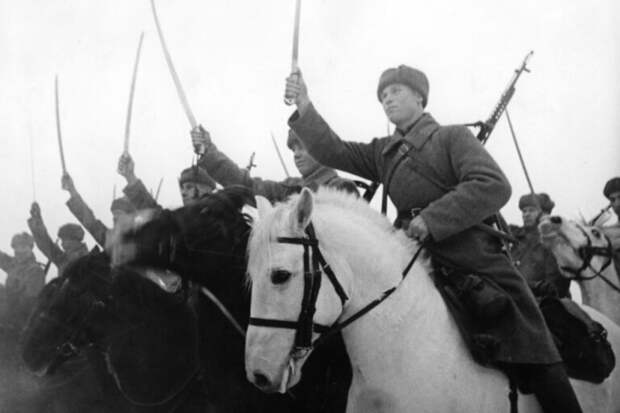 С шашками против танков: чем закончилась последняя кавалерийская атака в истории?