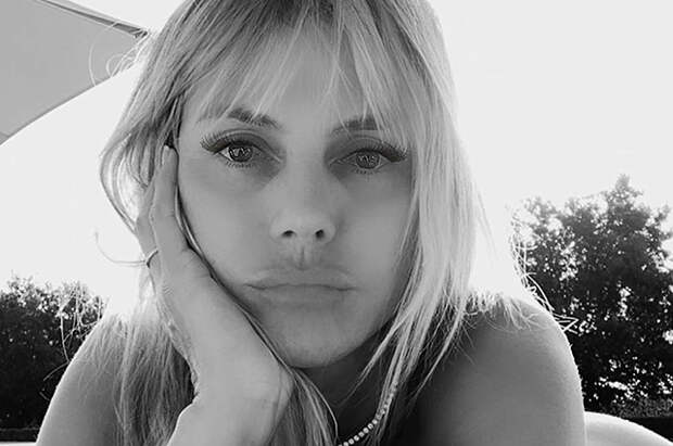 Обнаженная Хайди Клум принимает солнечные ванны во время карантина