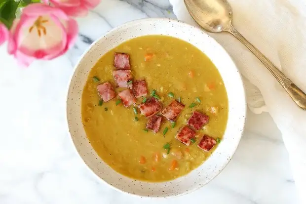 Гороховый суп с копченой рулькой дикого кабана