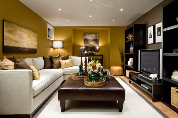 Ярко-желтых стен в комнате для приёма гостей вполне достаточно для того, чтоб получить заряд энергии на целый день.