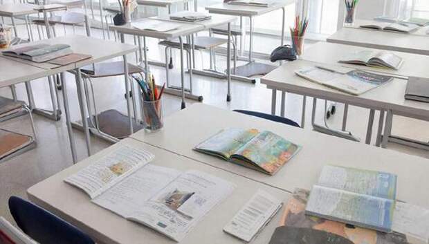 «Да мне по *** — я тебя уволю!» — старшеклассник одной из московских школ устроил разнос учителю за то, что тот попросил его не развлекаться с телефоном на уроке