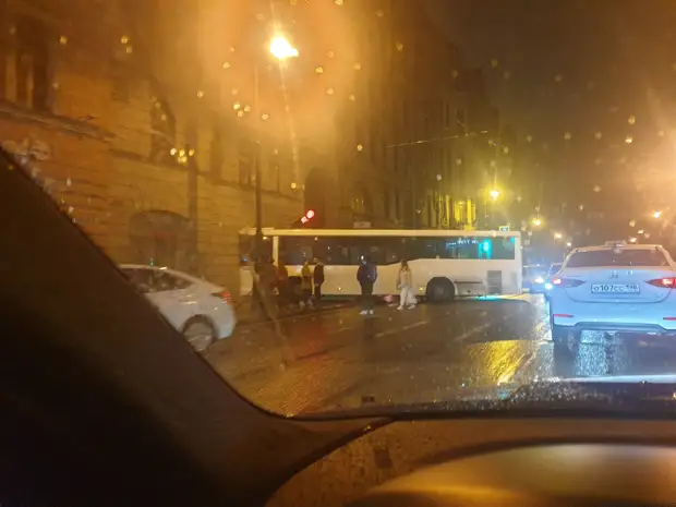На Каменноостровском автобус врезался в дом