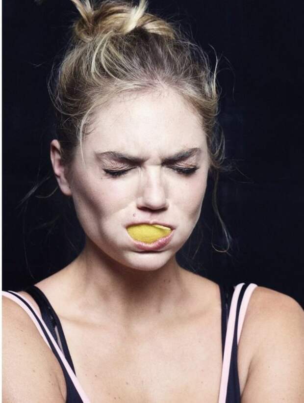 Моделей сфотографировали при съедании лимона, а у вас есть такие фотографии