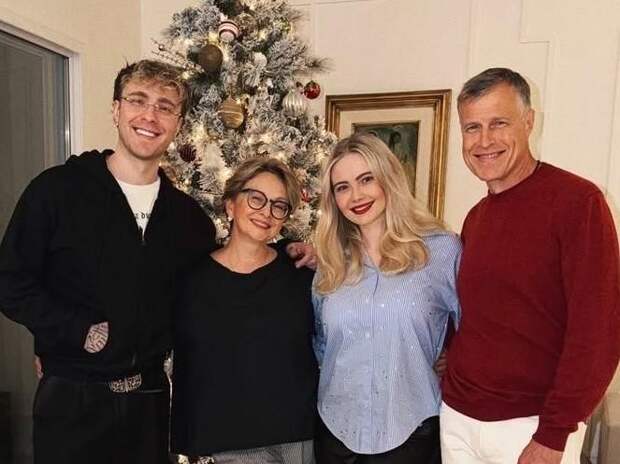 Крид отдыхает с семьей, Бузова ужинает икрой и ежами: звезды празднуют Рождество