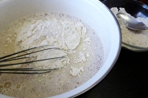 2. Яйца разболтать с молоком и сахаром. Добавить соль и корицу. Всыпать муку с разрыхлителем. Блинчики на грушевом пюре с корицей #масленица2021: фото шаг 2