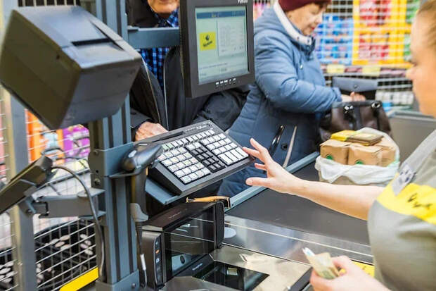 День наличных: жители Новосибирска столкнулись с трудностями при оплате покупок