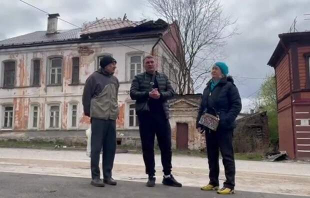 В Боровичах с дома культурного наследия сорвало крышу