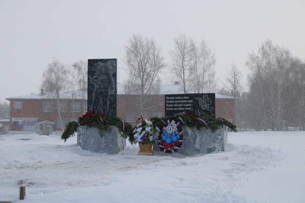 В селе Первомайском Киясовского района открыли памятник участникам локальных войн