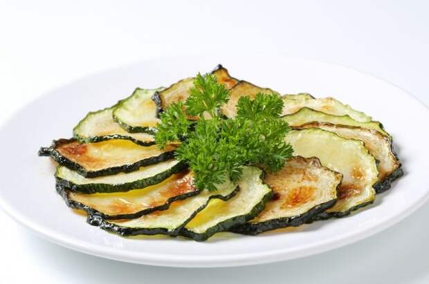 При приготовлении в духовке овощи сохраняют витамины.
