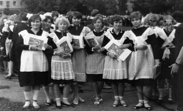 Выпускницы 70-х и 80-х и современные выпускники школ