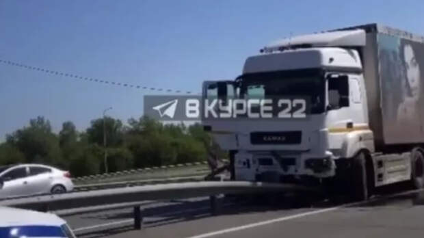 Фура протаранила отбойник на Новом мосту в Барнауле