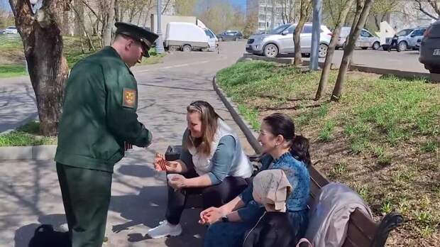 Военные вручили более тысячи георгиевских ленточек жителям Москвы