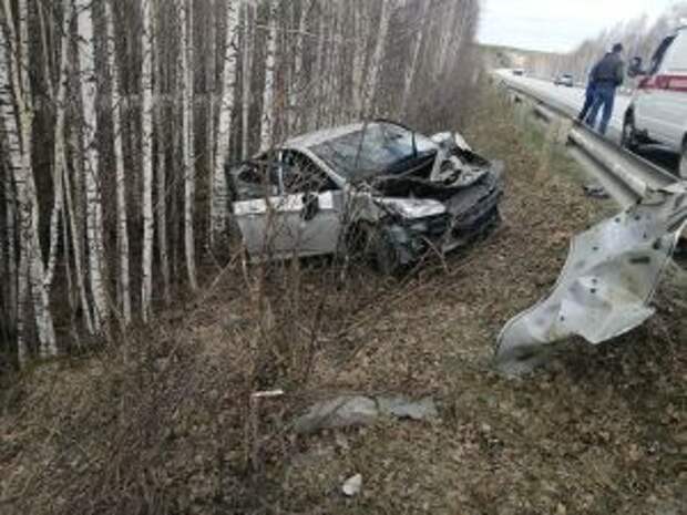 Под Невьянском легковушка вылетела в кювет, пробив ограждение