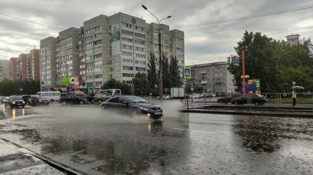 Сильный дождь в Барнауле / Фото: amic.ru