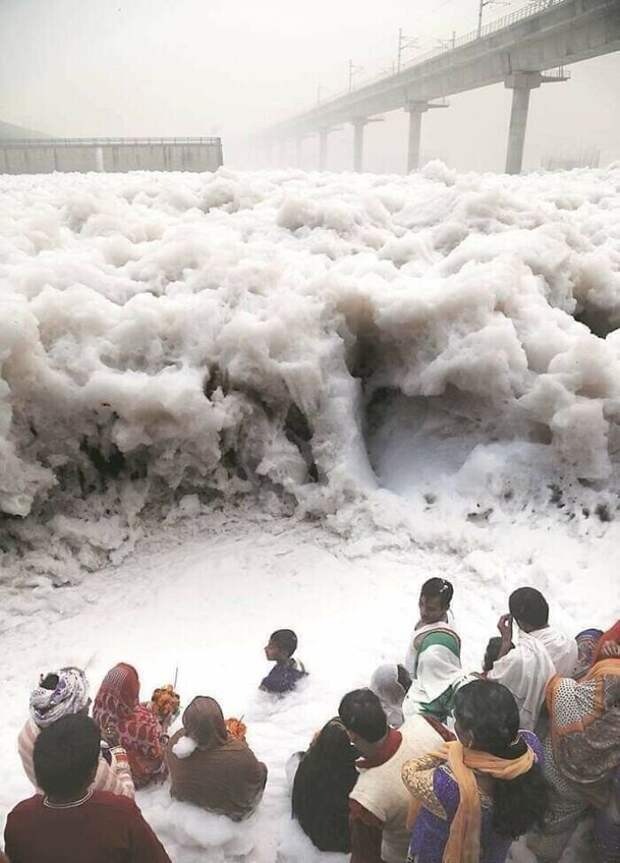 Люди возносят молитвы у реки Ямуна, Индия, которая полна промышленных отходов