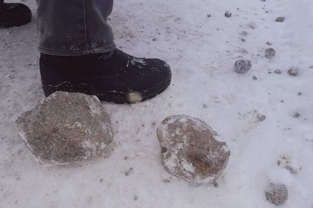 Петербургские коммунальщики настолько суровы, что посыпают тротуары гранитной "крошкой" зима, лед, прикол, россия, снег, юмор