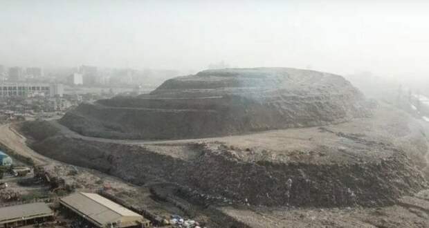 Чудовищная гора мусора в Индии скоро станет выше Тадж-Махала